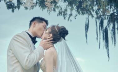 青岛一商场内，男子突然倒地昏迷，9位护士一起施救，这算“肌肉记忆”吗？游戏画面